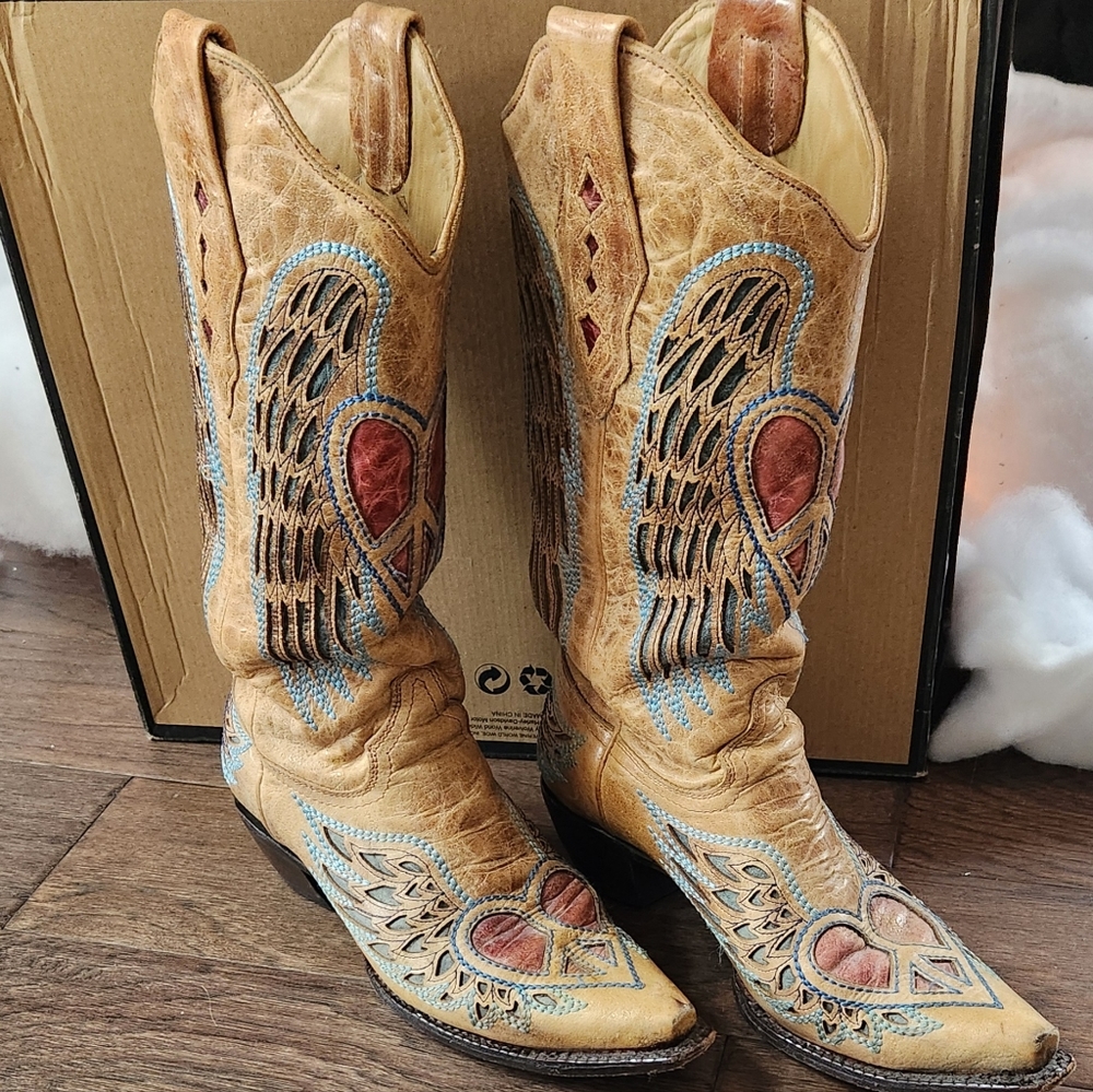 Corral wings & heart snip toe boots